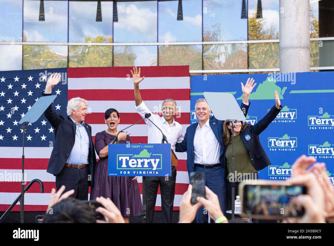 RICHMOND VA, USA - 24. Okt 2021: Der ehemalige Präsident Barack Obama winkt der Menge mit dem Virginia Democratic Ticket bei einer Kundgebung für Terry zu Stockfoto