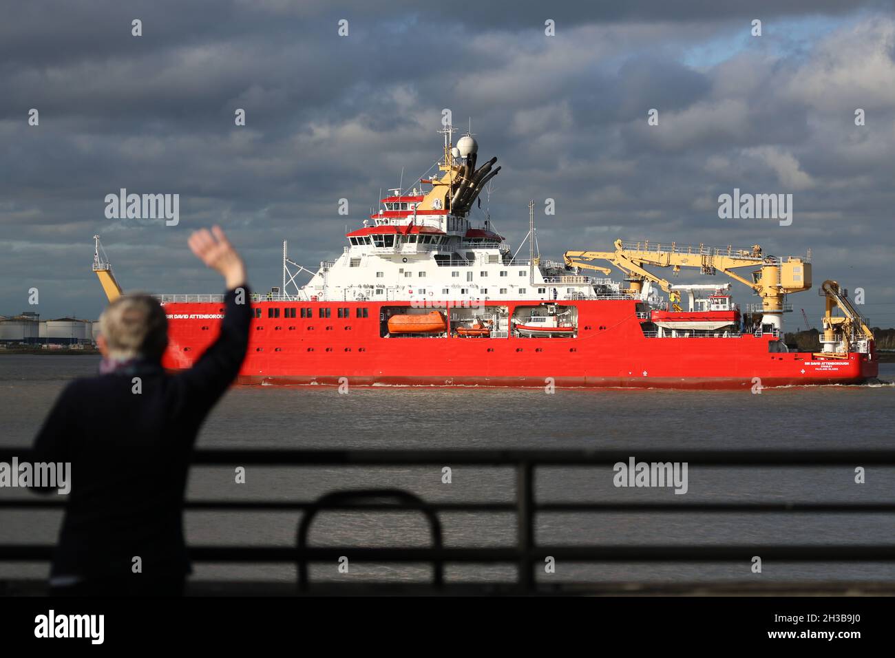 Greenhithe, Vereinigtes Königreich. Oktober 2021. Das Polarforschungsschiff RRS Sir David Attenborough ist zu ihrem ersten Besuch in London auf der Themse angekommen. Das Schiff ist in Greenhithe abgebildet, das sich der QEII-Brücke auf dem Weg nach Greenwich nähert, um einen 4-tägigen Hafenbesuch zu machen. Im Jahr 2016 gewann der Name Boaty McBoatface eine Umfrage, um den Namen des Schiffes zu entscheiden, aber RRS David Attenborough wurde stattdessen angenommen. Kredit: Rob Powell/Alamy Live Nachrichten. Stockfoto