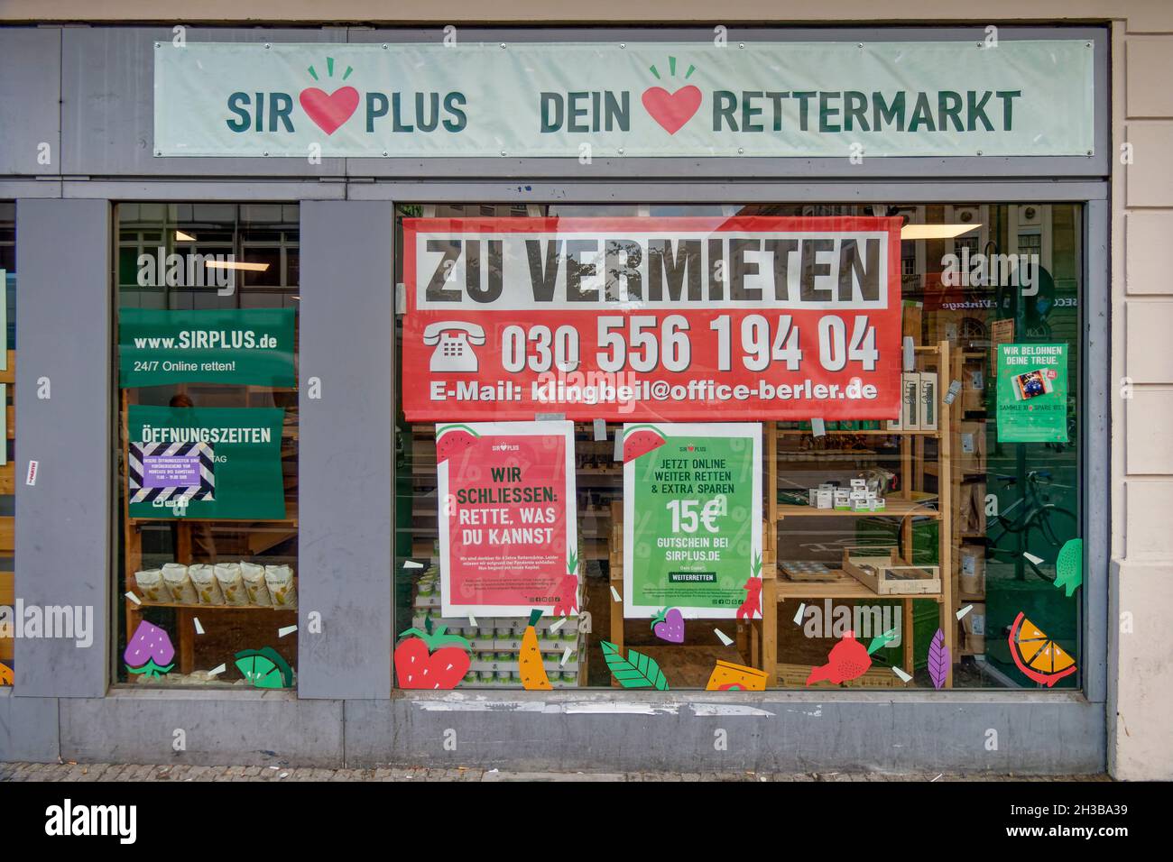 SirPlus Rettermarkt an der Karl-Marx-Straße wird geschlossen. Das Startup SirPlus muß wegen Umsatzinbußen alle Fillialen schließen. Berlin-Neukölln Stockfoto