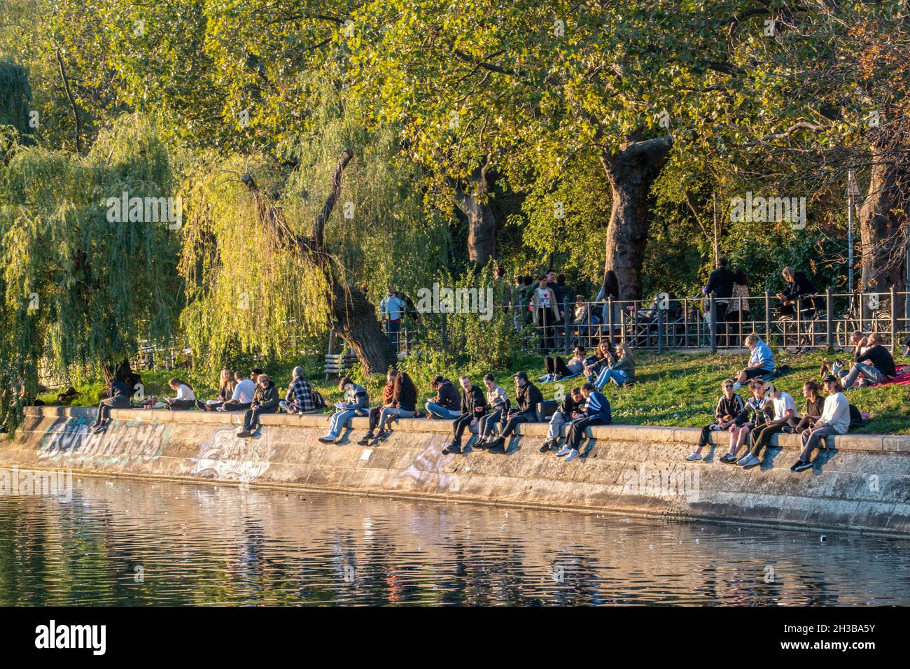 Urbanhafen in Kreuzberg im Herbst, Junge Leute genießen die letzten Sonnenstrahlen, Berlin Stockfoto