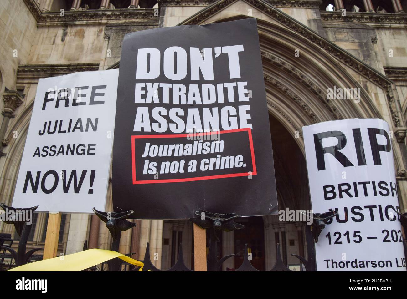 London, Großbritannien. Oktober 2021. Demonstranten halten Plakate zur Unterstützung von Assange während der Anhörung von Julian Assange vor den königlichen Gerichtshöfen. Demonstranten versammelten sich zur Unterstützung von Julian Assange, als die US-Regierung gegen die Entscheidung Berufung einlegte, den WikiLeaks-Gründer nicht auszuliefern. (Foto: Vuk Valcic/SOPA Images/Sipa USA) Quelle: SIPA USA/Alamy Live News Stockfoto