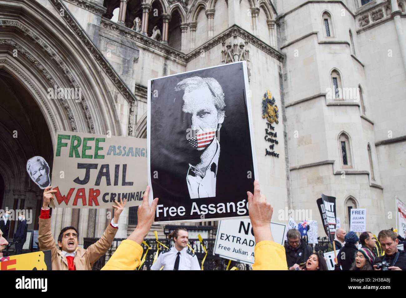 London, Großbritannien. Oktober 2021. Ein Protestler hält während der Anhörung von Julian Assange ein Plakat mit dem Titel „Free Assange“ vor den königlichen Gerichtshöfen. Demonstranten versammelten sich zur Unterstützung von Julian Assange, als die US-Regierung gegen die Entscheidung Berufung einlegte, den WikiLeaks-Gründer nicht auszuliefern. (Foto: Vuk Valcic/SOPA Images/Sipa USA) Quelle: SIPA USA/Alamy Live News Stockfoto