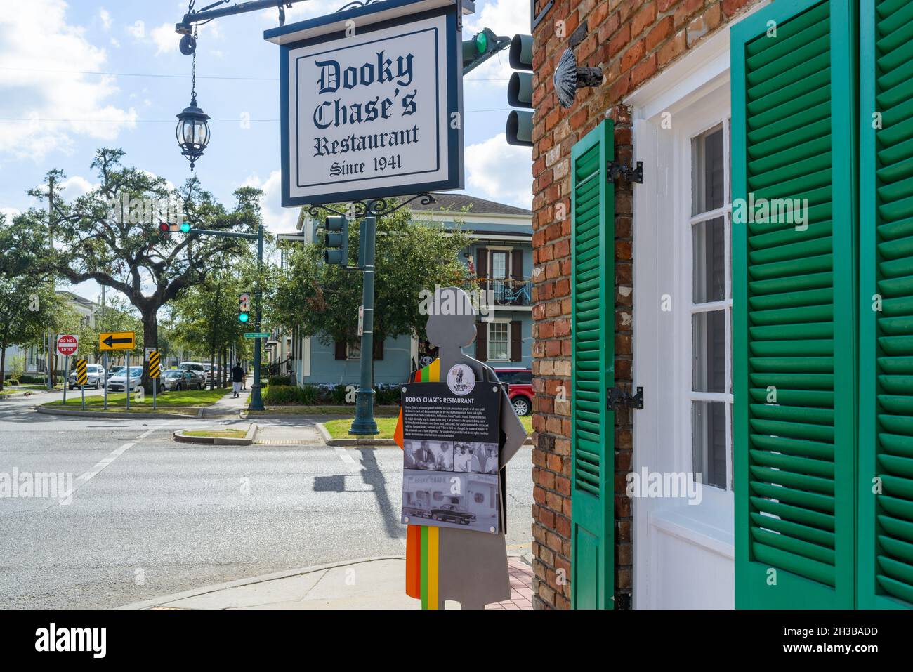 NEW ORLEANS, LA, USA - 24. OKTOBER 2021: Schild Dooky Chase's Restaurant am Eingang der Orleans Avenue Stockfoto