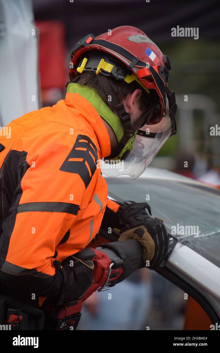 Feuerwehrleute, die während der Ausbildung in frankreich ein Auto ausziehen Stockfoto