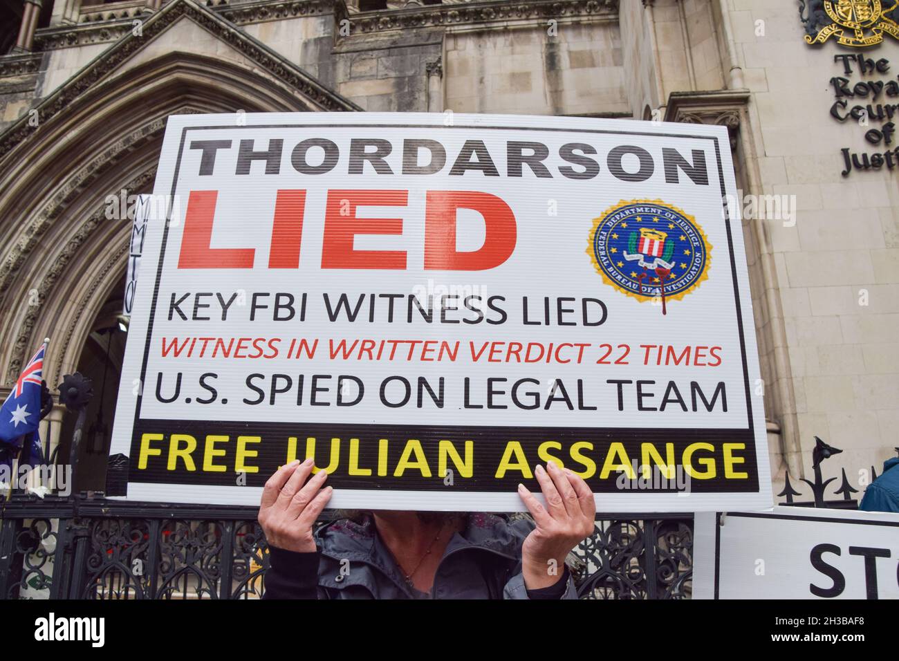London, Großbritannien. Oktober 2021. Ein Protestler hält während der Anhörung von Julian Assange vor den königlichen Gerichtshöfen ein Plakat mit dem Titel „Thordarson Lied“. Demonstranten versammelten sich zur Unterstützung von Julian Assange, als die US-Regierung gegen die Entscheidung Berufung einlegte, den WikiLeaks-Gründer nicht auszuliefern. (Foto: Vuk Valcic/SOPA Images/Sipa USA) Quelle: SIPA USA/Alamy Live News Stockfoto