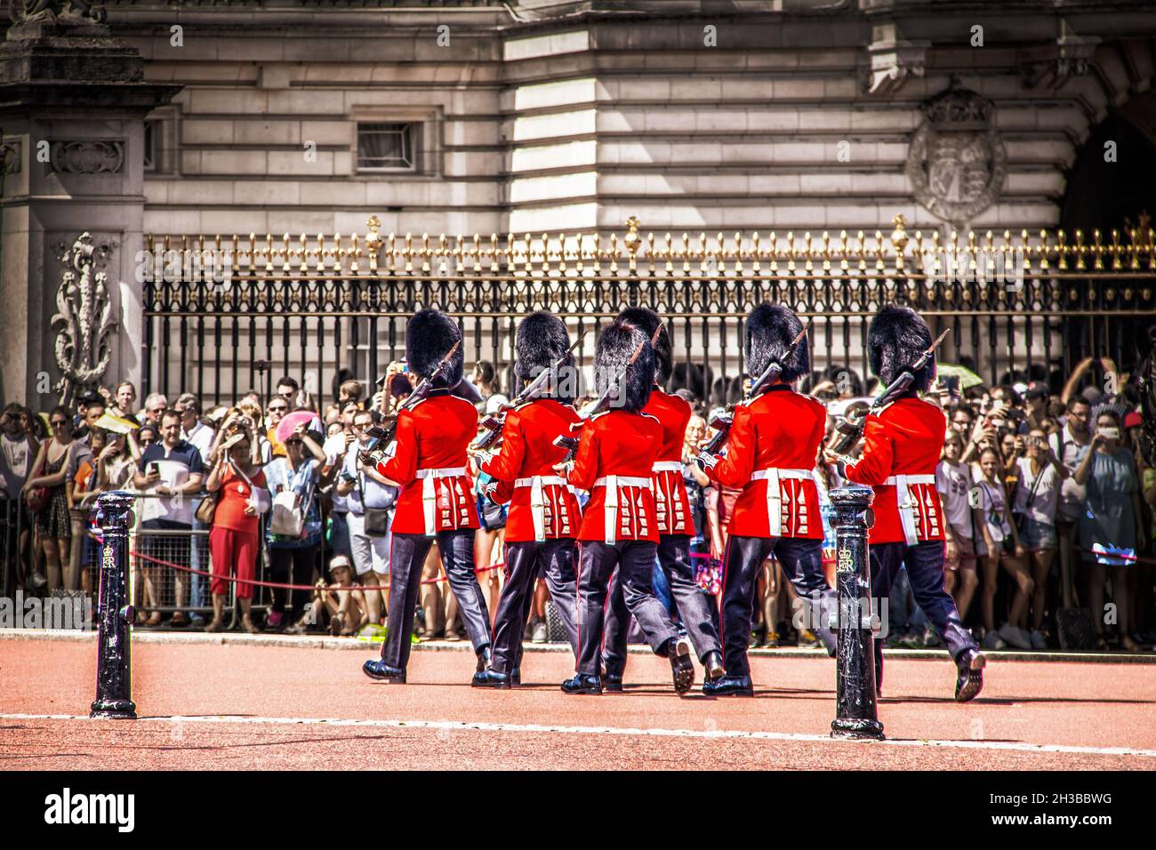 2019 07 24 London UK Chaning of the Guard am Buckingham Palace während die Touristenmassen im Hintergrund verschwommen sind, beobachten und fotografieren - selektiver Fokus Stockfoto