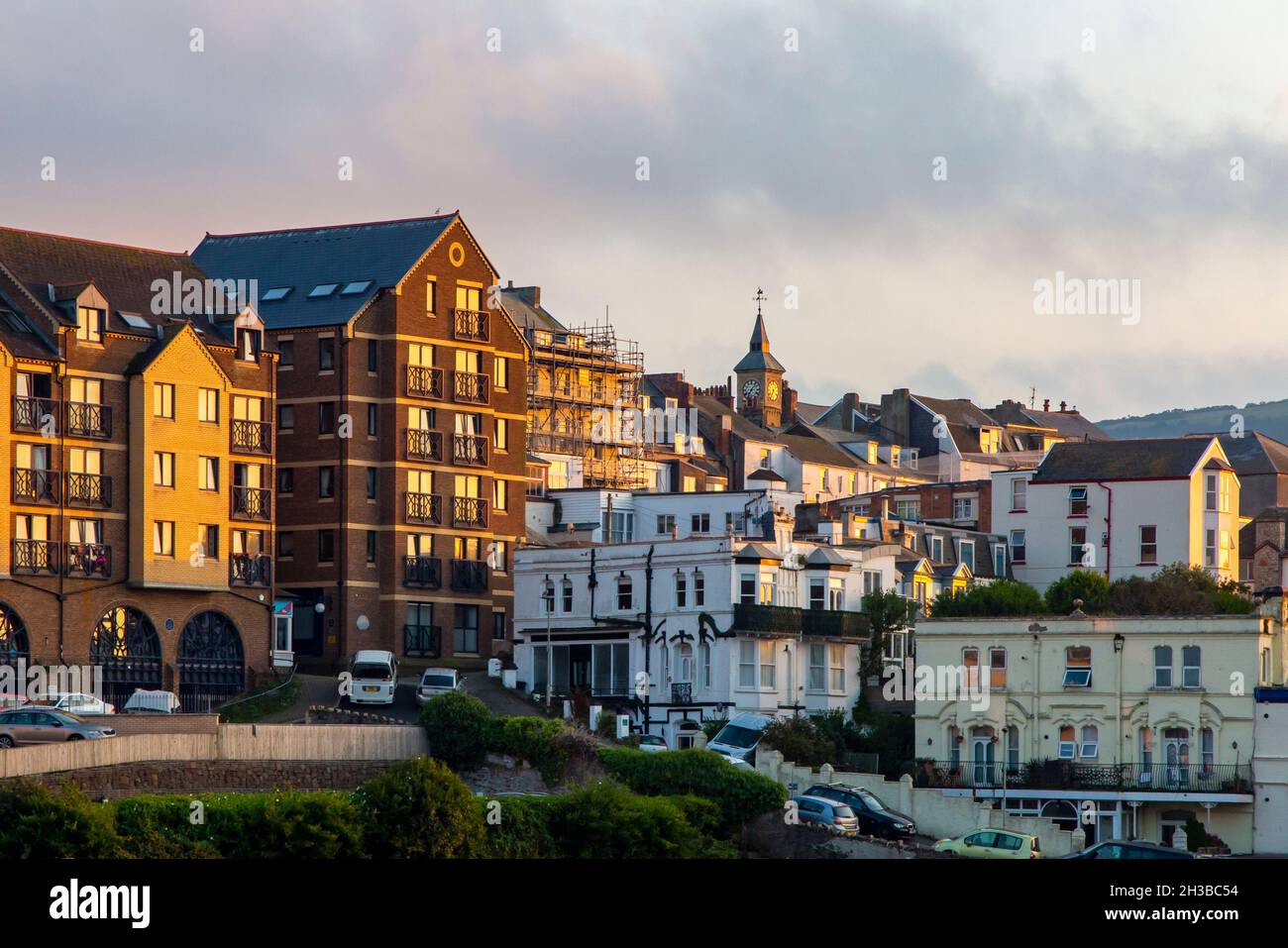 Blick über die Stadt Ilfracombe ein beliebter Badeort an der North Devon Coast im Südwesten Englands, umgeben von Hügeln. Stockfoto