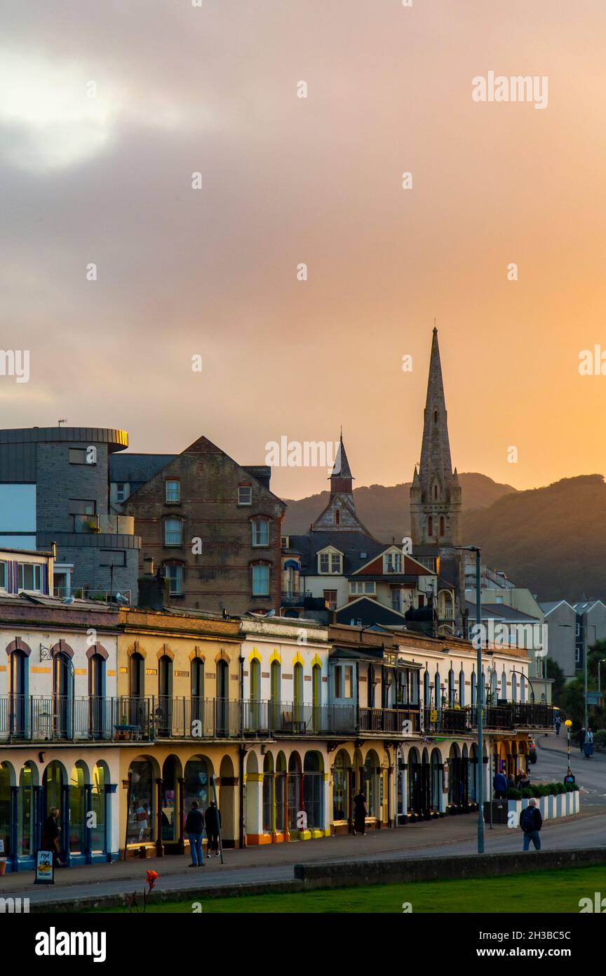 Blick über die Stadt Ilfracombe ein beliebter Badeort an der North Devon Coast im Südwesten Englands, umgeben von Hügeln. Stockfoto
