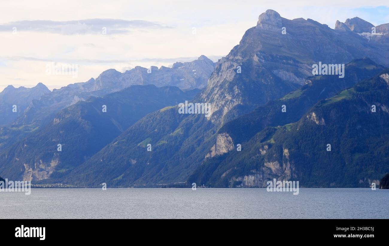 Felsige Alpengipfel über dem Vierwaldstättersee. Diese Ansicht ist vom Brunnen im Kanton Schwyz in der Schweiz aus zu sehen. Stockfoto