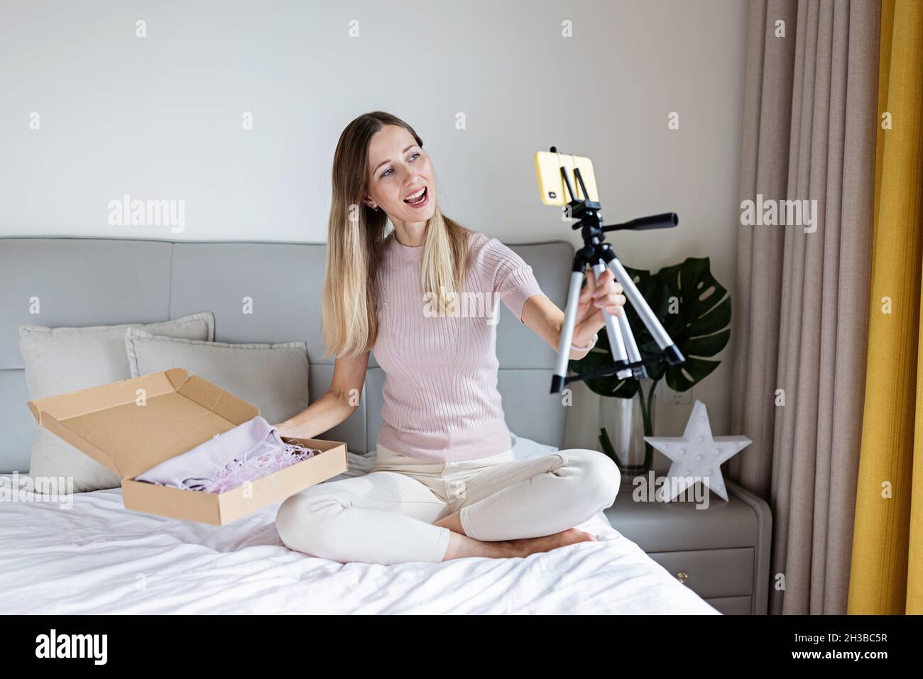 Käufer Auspacken Box mit gekaufter Bestellung während Black Friday Verkauf. Geschäftsverkäufer Frau Unternehmer Verpackung Produkt zu senden Verbraucher. Person öffnet sich Stockfoto