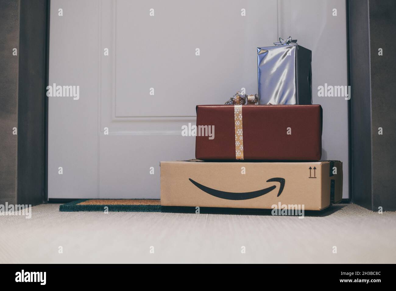 Amazon Lieferung An Die Tür Stockfotos und -bilder Kaufen - Alamy