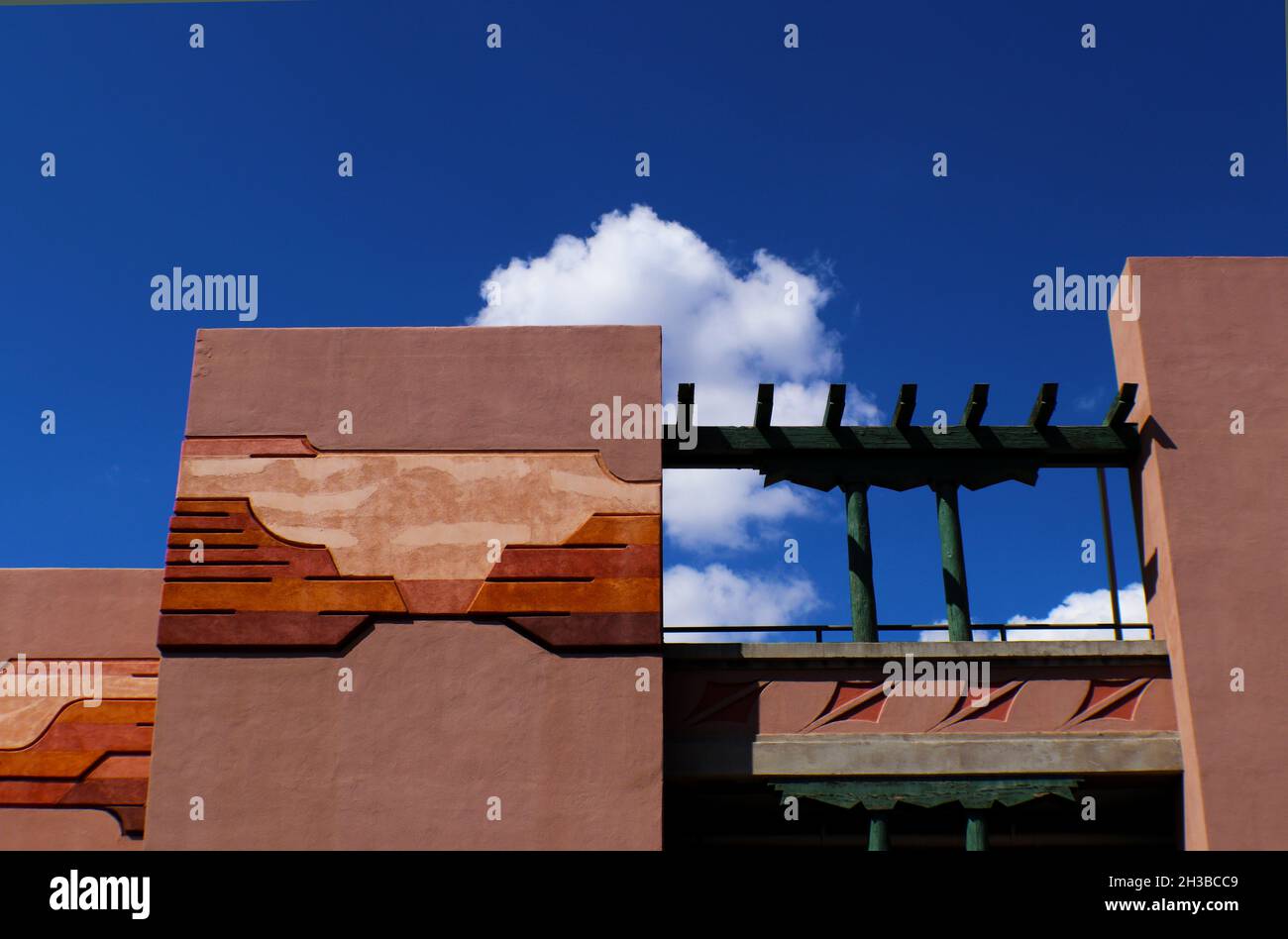 Architektur mit südwestlichem Design in Stuck am blauen Himmel mit Wolken, Santa Fe, New Mexico Stockfoto