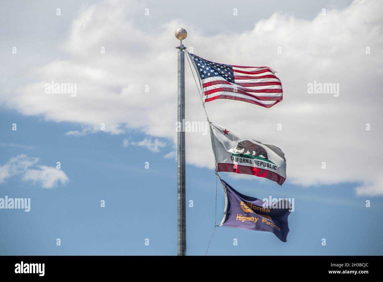California Flags Blue Lives Matter - Fliegen vom Fahnenmast Raum für Kopie Stockfoto