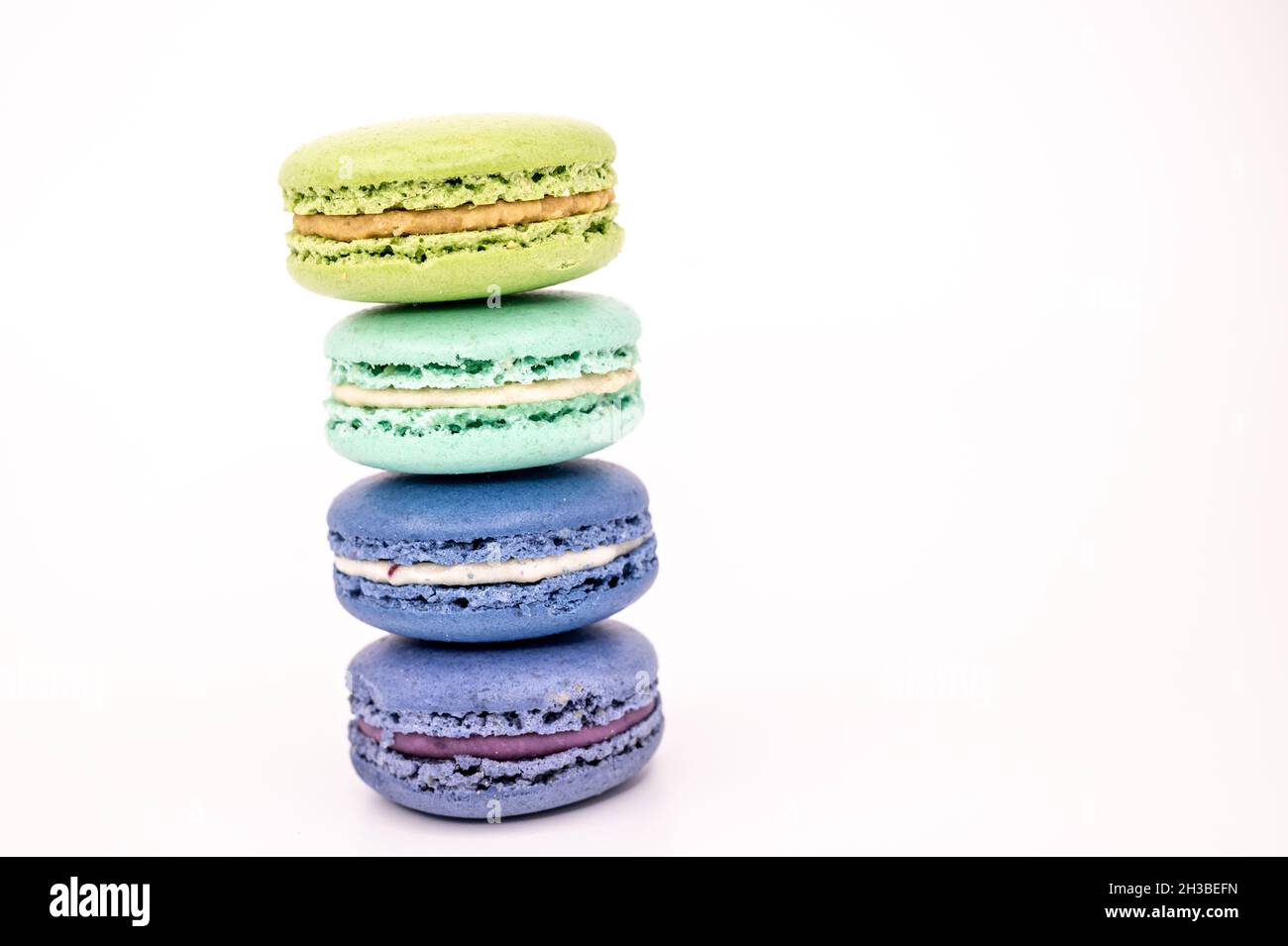 Schiefer Turm aus französischen Macarons in coolen Farben Stockfoto