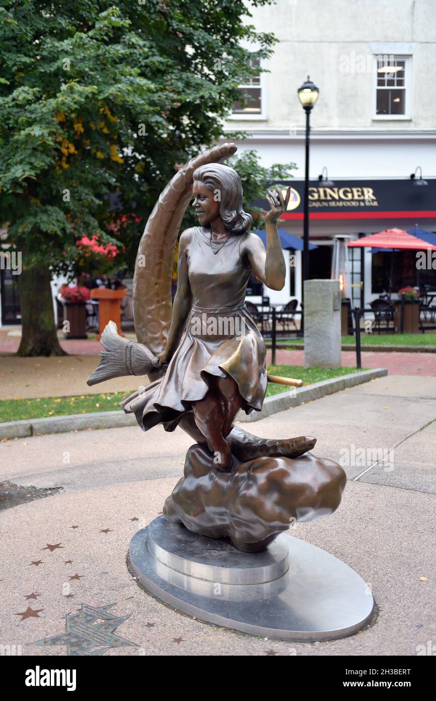 Salem, Massachusetts, USA. Die „Bewitched“-Skulptur, die im Lappin Park in der Nähe der Kreuzung von Essex und Washington Street aufgestellt wurde. Stockfoto