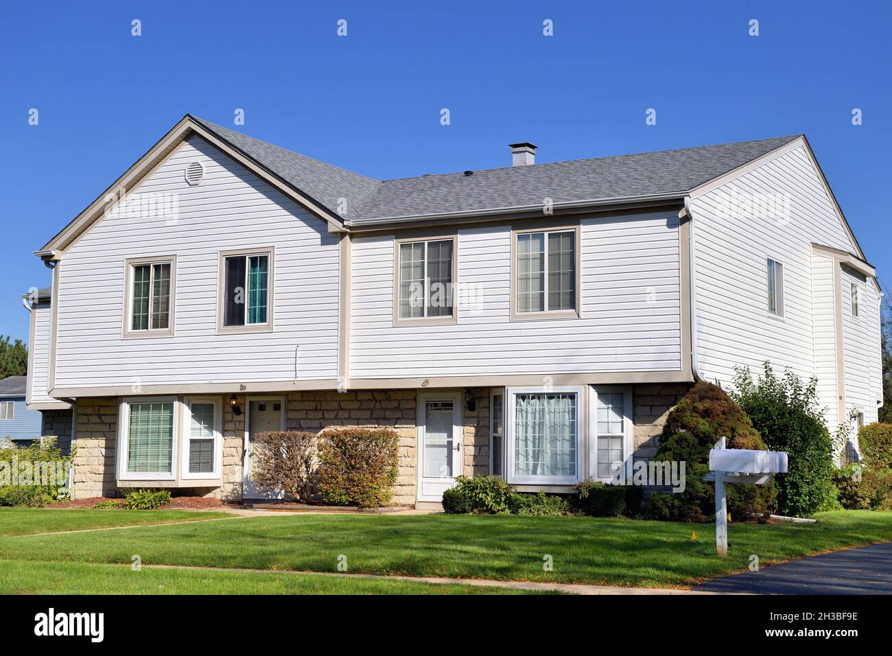 Bartlett, Illinois, USA. Duplex-Einheiten bieten Mehrfamilienhäuser in einem Vorort von Chicago. Stockfoto