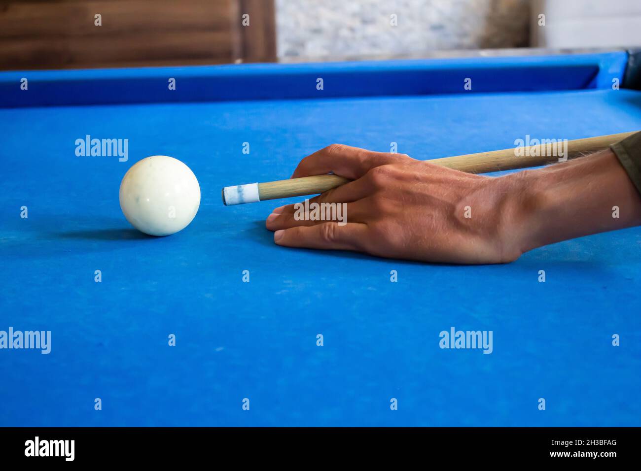 Mann spielt Billard, Nahaufnahme von Mann Hand Vorbereitung Billardkugeln mit Queue schlagen. Stockfoto