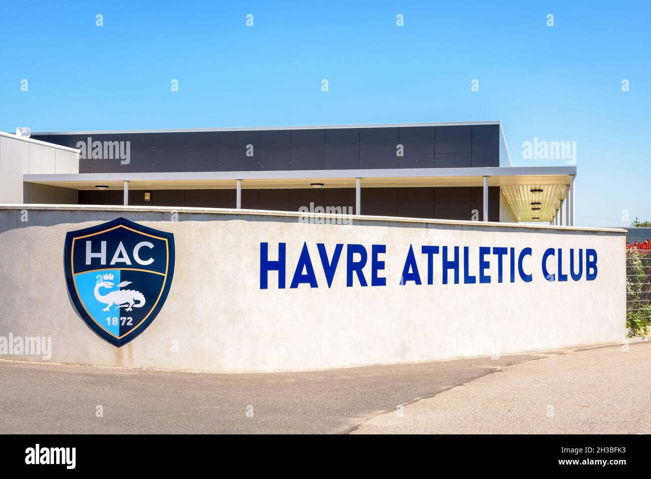 Logo des Fußballclubs Le Havre Athletic Club (HAC) an der Außenwand des Trainingszentrums in Le Havre, Frankreich. Stockfoto