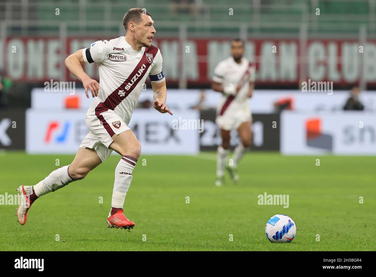 Mailand, Italien. Oktober 2021. Andrea Belotti vom FC Turin in Aktion während des Fußballspiels der Serie A 2021/22 zwischen AC Mailand und dem FC Turin im Giuseppe Meazza Stadium, Mailand, Italien am 26. Oktober 2021 Quelle: Independent Photo Agency/Alamy Live News Stockfoto