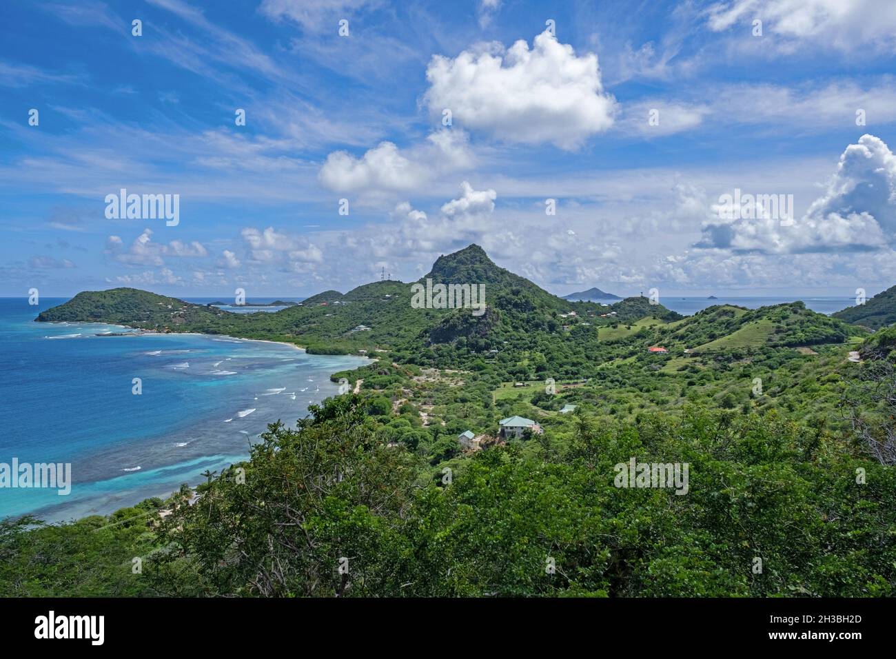 Blick über die Chatham Bay und die grünen Hügel auf Union Island, die zur Nation von Saint Vincent und den Grenadinen in der Karibik gehört Stockfoto