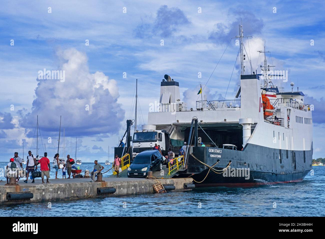 Die Fähre MV Gem Star 2 verkehrt zwischen den Inseln Canouan, Mayreau und Union Island im Karibischen Meer Stockfoto