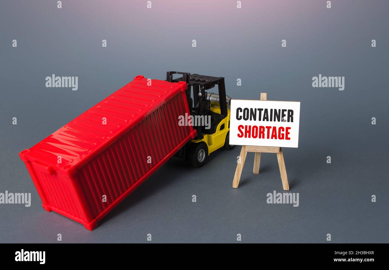 Globaler Containermangel und ein Gabelstapler. Probleme des internationalen Güterverkehrssystems . Ungleichgewicht, hohe Preise für den Transport von Waren. Welt Stockfoto