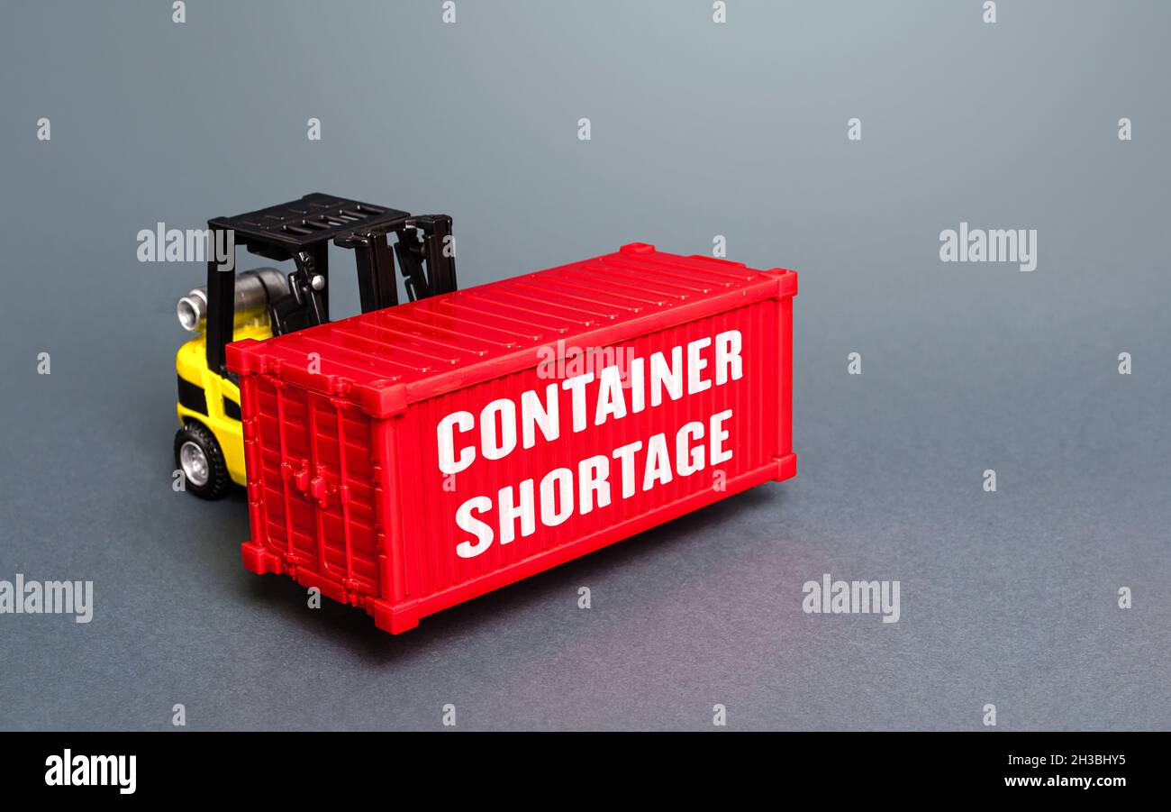 Globaler Behältermangel. Probleme des internationalen Güterverkehrssystems. Ungleichgewicht, hohe Preise für den Transport von Waren. Folge Stockfoto