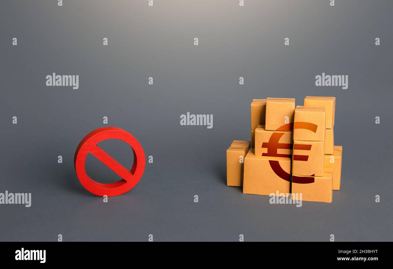 Euro-Warenschachteln und Verbotssymbol NR. Handelskriege. Verbot der Einfuhr von Waren. Unmöglichkeit des Transports, Überangebot. Mangel an Waren. Sanc Stockfoto
