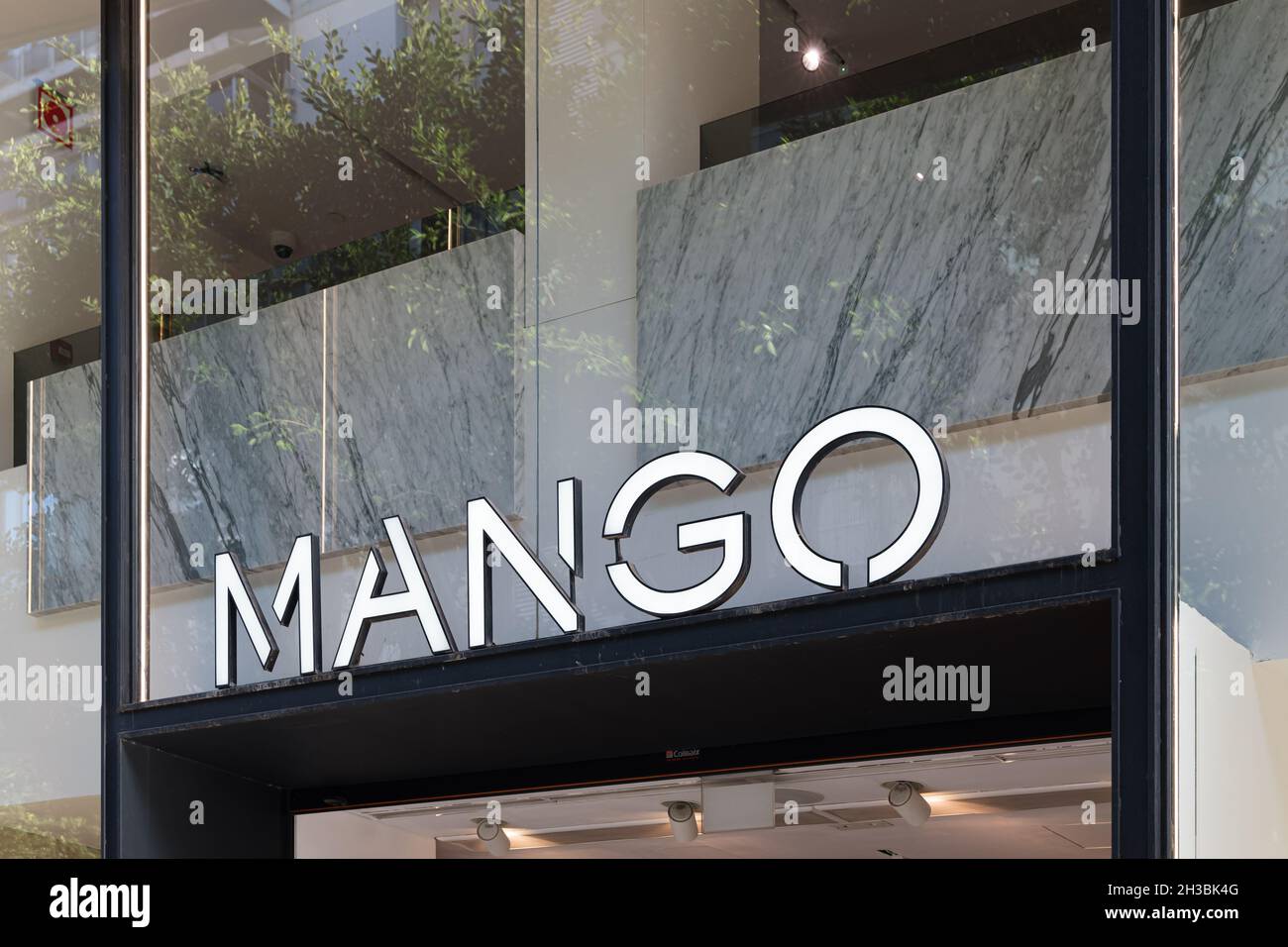 VALENCIA, SPANIEN - 26. OKTOBER 2021: Mango ist ein spanisches Bekleidungsdesign- und Herstellungsunternehmen Stockfoto