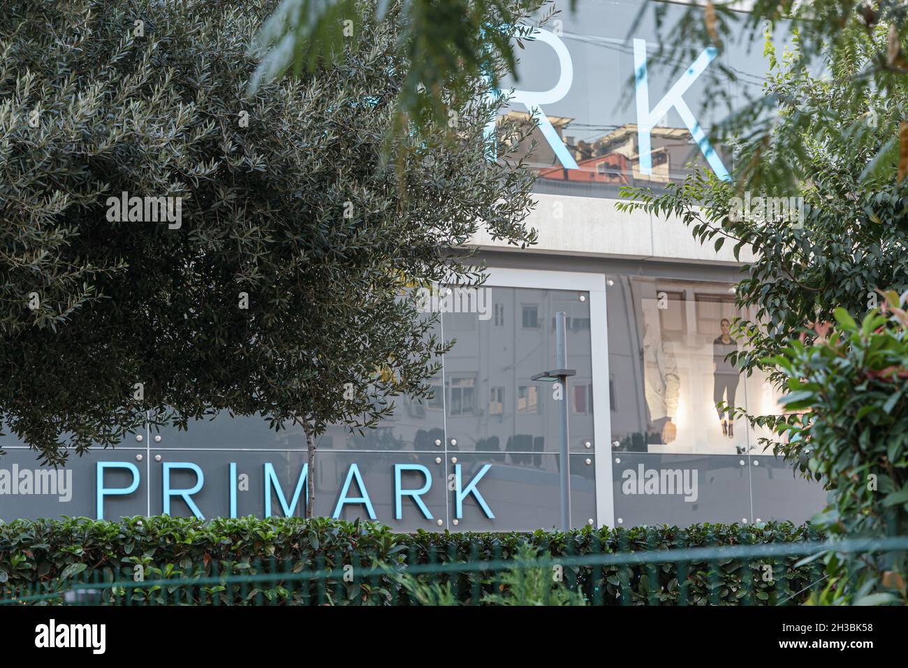 VALENCIA, SPANIEN - 26. OKTOBER 2021: Primark ist ein irischer Fast-Fashion-Einzelhändler, der in Europa und den Vereinigten Staaten tätig ist Stockfoto