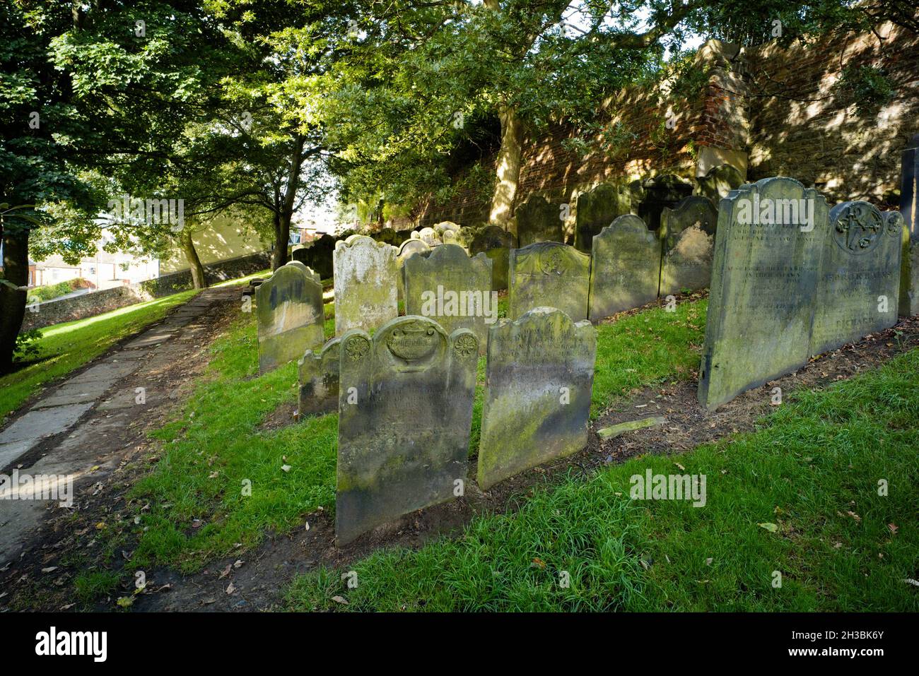 Gedenksteine am steilen Hang eines Teils des Grabmals in der St. Mary's Kirche in Scarborough Stockfoto