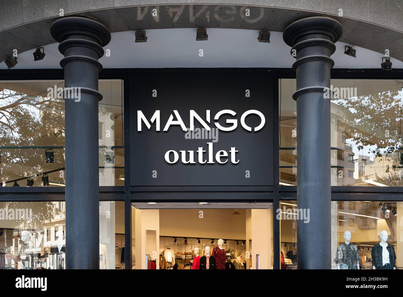 VALENCIA, SPANIEN - 26. OKTOBER 2021: Mango ist ein spanisches Bekleidungsdesign- und Herstellungsunternehmen Stockfoto