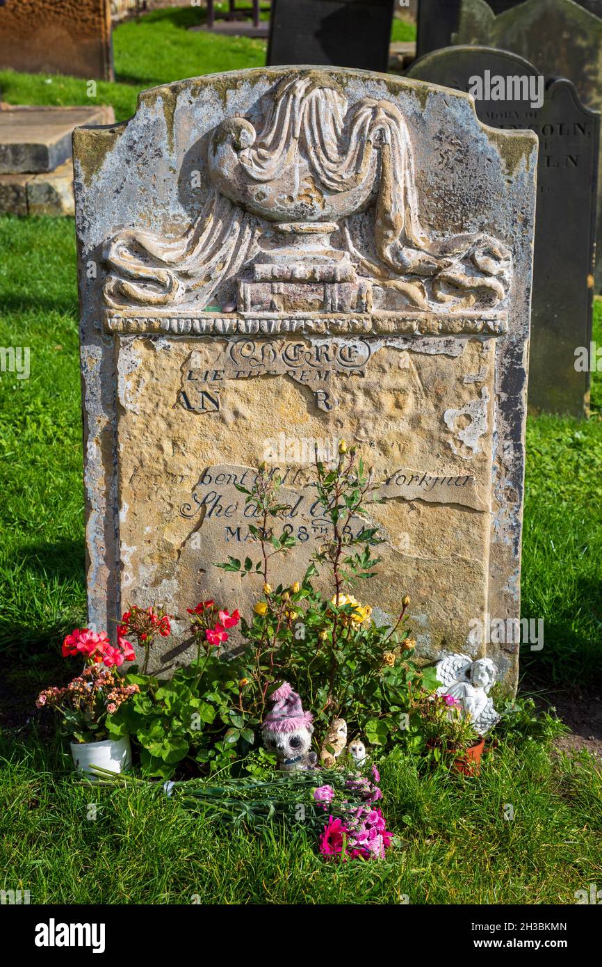 Das Grab von Anne Bronte, Schriftstellerin und Dichterin, auf dem Friedhof der St. Mary's Church, Scarborough, North, Yorkshire, England Stockfoto