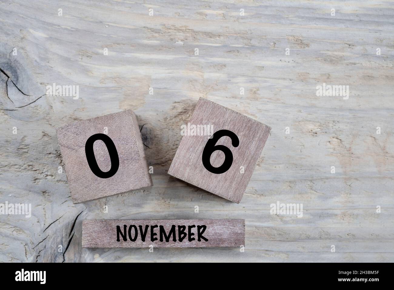 Nahaufnahme Kubuskalender für november auf einem Holzhintergrund mit Kopierfläche Stockfoto