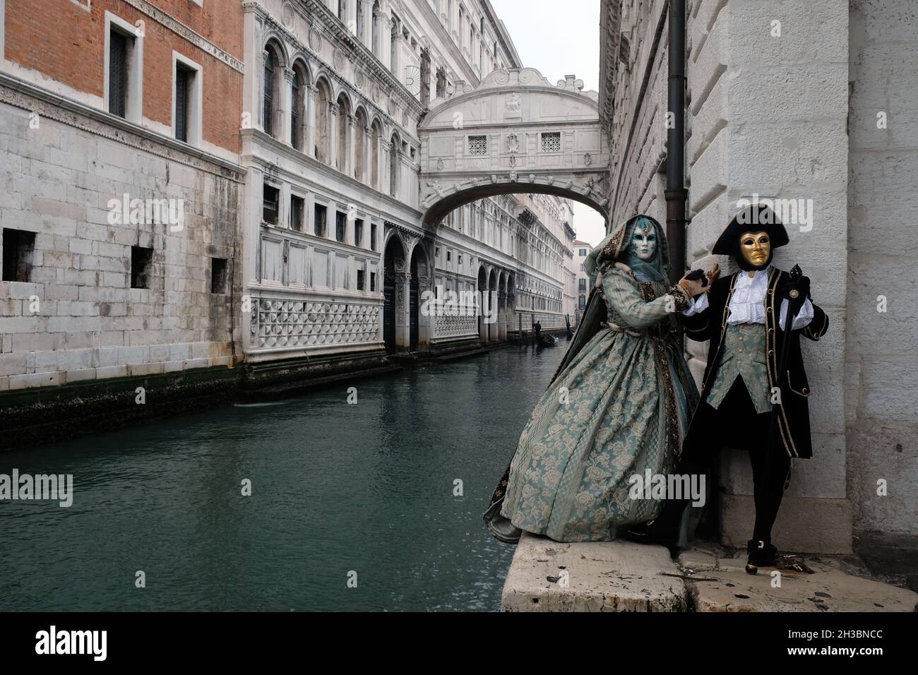 Masken posieren für Fotografen während des Karnevals in Venedig. Venedig. Italien Februar 2017,(MVS) Stockfoto