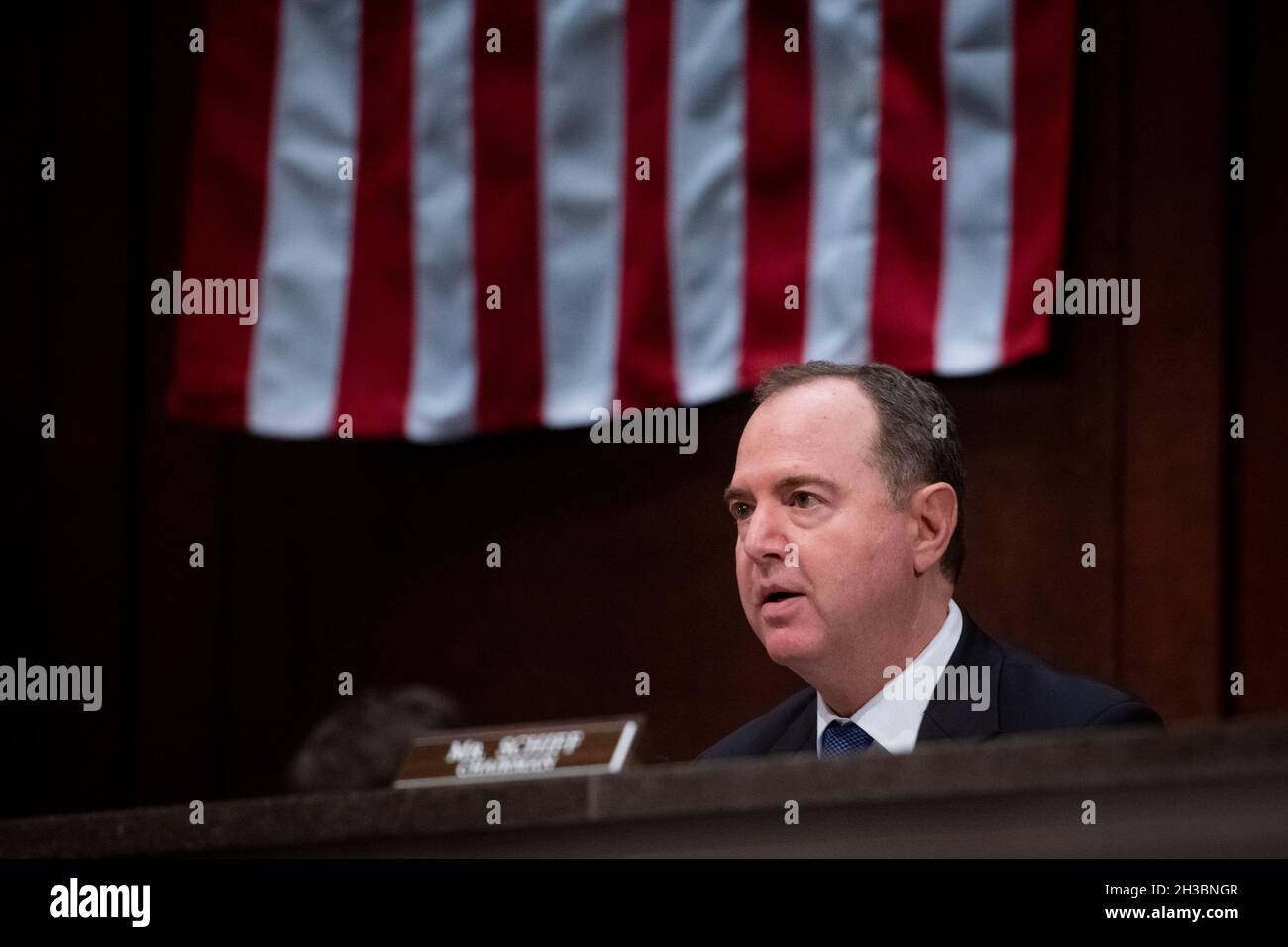 Der Vertreter der Vereinigten Staaten, Adam Schiff (Demokrat von Kalifornien), Vorsitzender des Ständigen Ausschusses für Nachrichtendienste des US-Repräsentantenhauses, stellt Fragen an das Gremium während der Anhörung des Ständigen Ausschusses für Nachrichtendienste des Repräsentantenhauses „Vielfalt, Gleichheit, Integration und Zugänglichkeit in der Nachrichtendienstgemeinschaft: A Enduring Mission Imperative“ am Mittwoch, den 27. Oktober 2010, im US-Kapitol in Washington, DC. Kredit: Rod Lamkey/CNP /MediaPunch Stockfoto