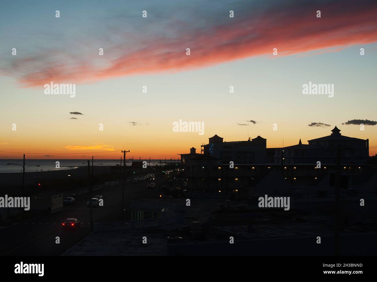 Blick auf die Silhouette der Dämmerung vor dem Sonnenuntergang und die rosa Wolken von Cape May New Jersey Stockfoto