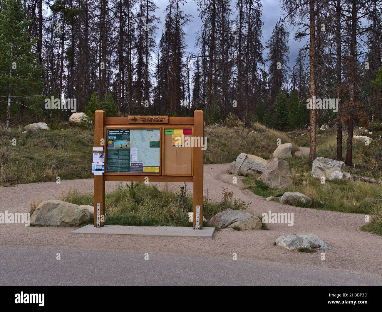Informationstafel am Ausgangspunkt des beliebten Valley of the Five Lakes Trail im Jasper National Park, Rocky Mountains an bewölktem Tag in der Herbstsaison. Stockfoto