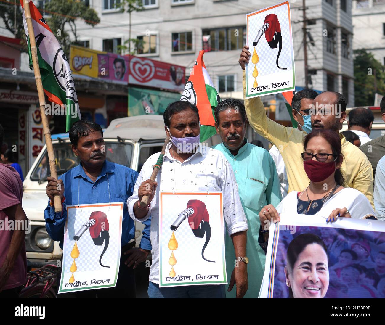 Agartala, Tripura. Indien. Oktober 2021. Die Jugendflügelaktivisten des TMC (Trinamool Congress) nahmen an einem Protest gegen die Kraftstoffpreiserhöhung vor einer Tankstelle in Agartala Teil. Stockfoto