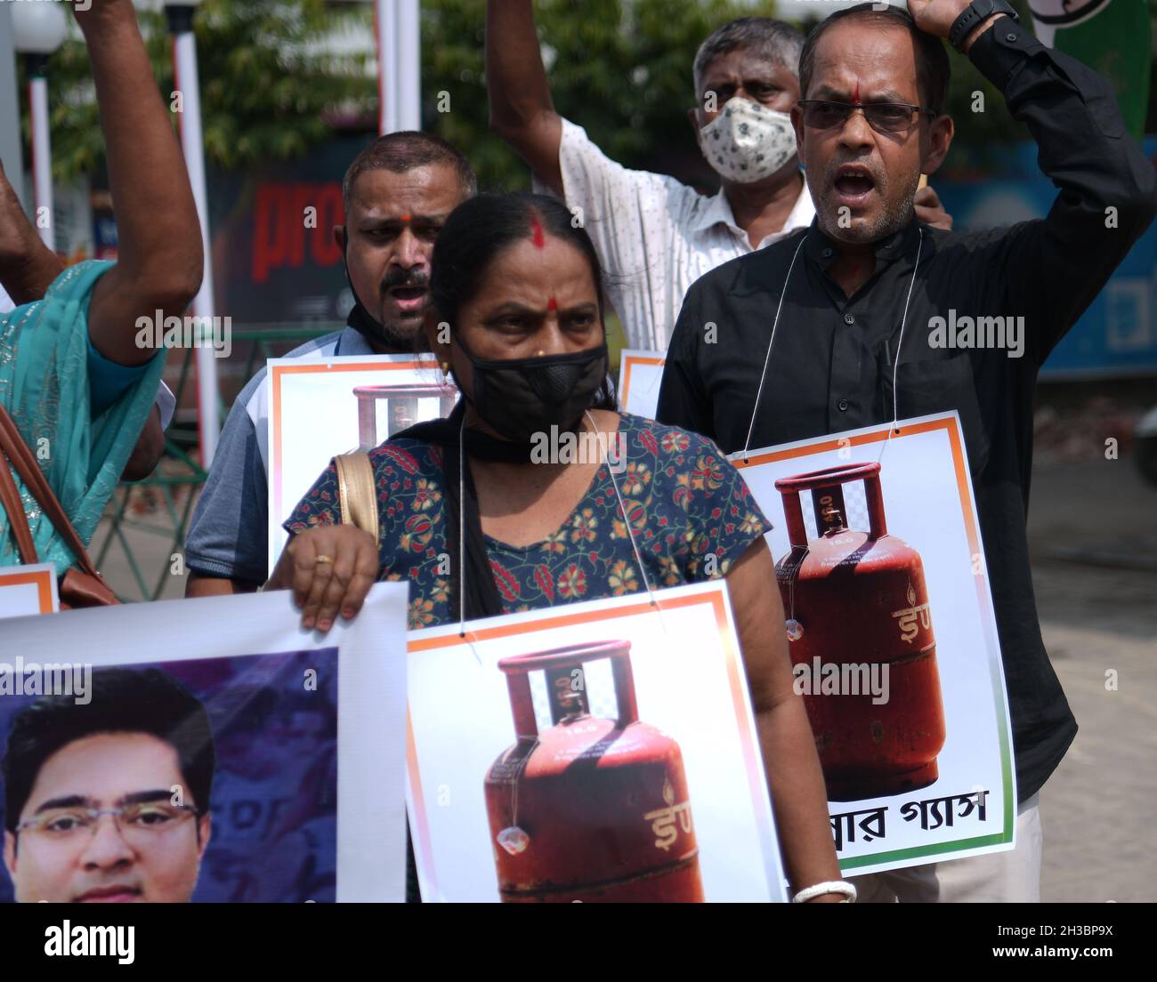 Agartala, Tripura. Indien. Oktober 2021. Die Jugendflügelaktivisten des TMC (Trinamool Congress) nahmen an einem Protest gegen die Kraftstoffpreiserhöhung vor einer Tankstelle in Agartala Teil. Stockfoto