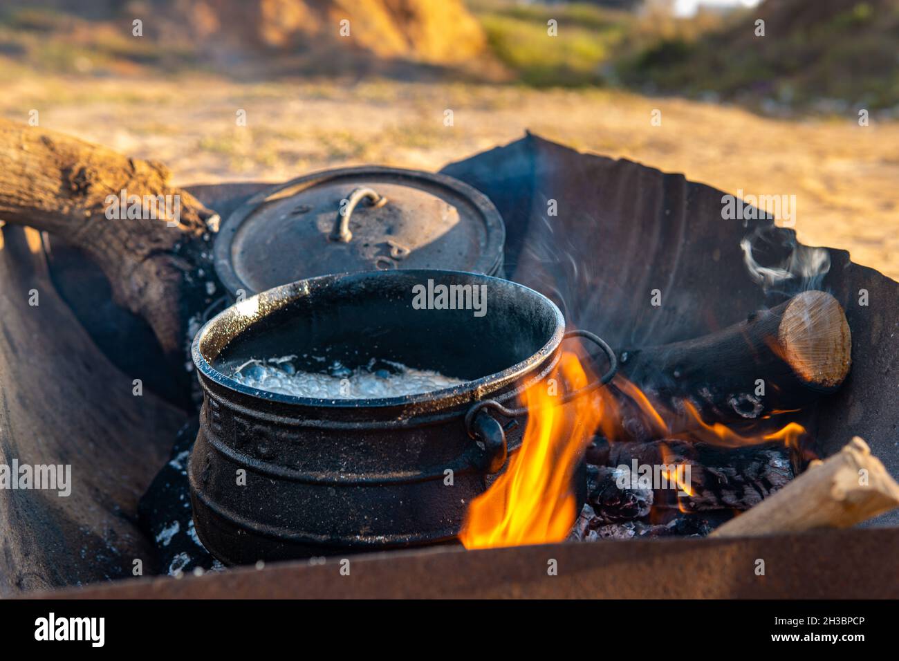 Poyke Topf. Lagerfeuer Kessel Kochen. Herstellung von Lebensmitteln außerhalb auf Feuerstelle. Schuss in israel in der Nähe von hedera olga Strand. Lecker. Beruhigendes Essen. Stockfoto