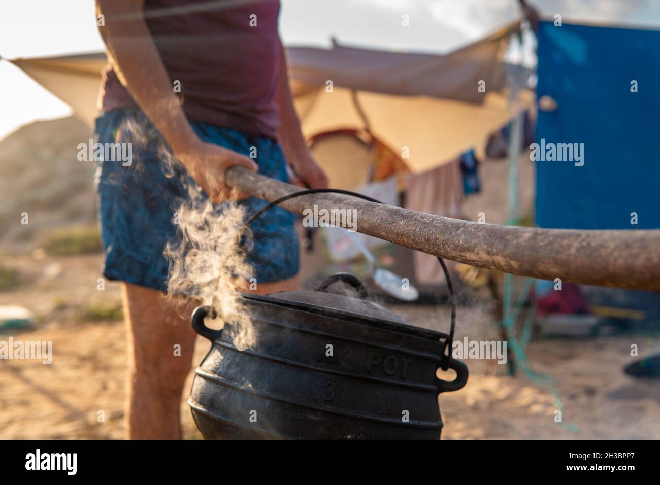 Poyke Topf. Lagerfeuer Kessel Kochen. Herstellung von Lebensmitteln außerhalb auf Feuerstelle. Schuss in israel in der Nähe von hedera olga Strand. Lecker. Beruhigendes Essen. Stockfoto