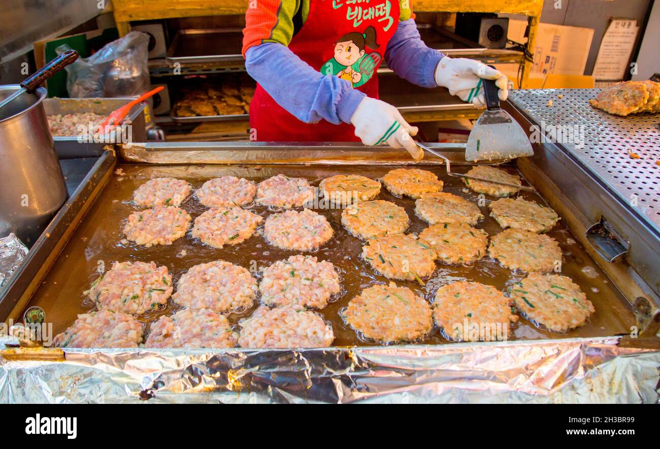 Gwangjang Market, 25. Oktober 2021 : Yukjeon (Meat Griddle Pancake) auf dem Gwangjang Market in Seoul, Südkorea. Der Markt wurde Anfang des 20. Jahrhunderts eröffnet und beherbergt viele Bekleidungs- und Lebensmittelstände. Touristen und Einheimische genießen traditionelle koreanische Küche wie Mayak Gimbap, Bindae-tteok oder Nokdu-jeon (Mung Bean Pancake), Tteok-Bokki (gebratener Reiskuchen) und Eomuk (Fischkuchen). Kredit: Lee Jae-won/AFLO/Alamy Live Nachrichten Stockfoto