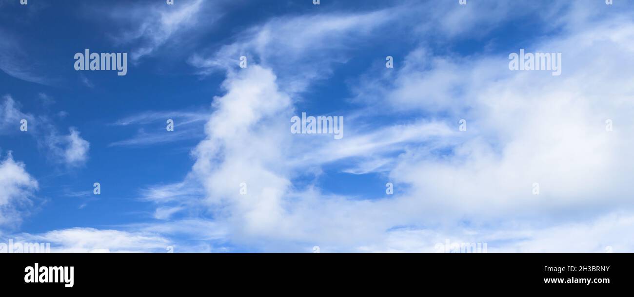 Blauer Himmel mit verschiedenen Arten von Wolken. Panorama-Foto Hintergrund an einem Tag aufgenommen Stockfoto