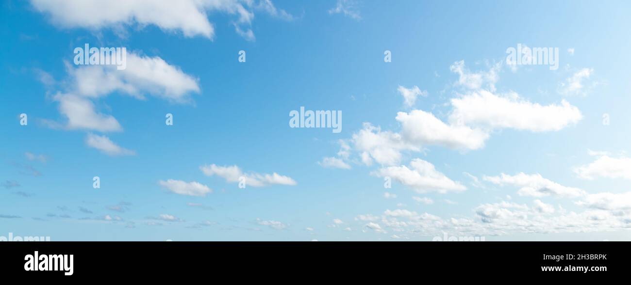 Weiße Wolken am blauen Himmel auf einem natürlichen Panoramafoto am Tag Stockfoto