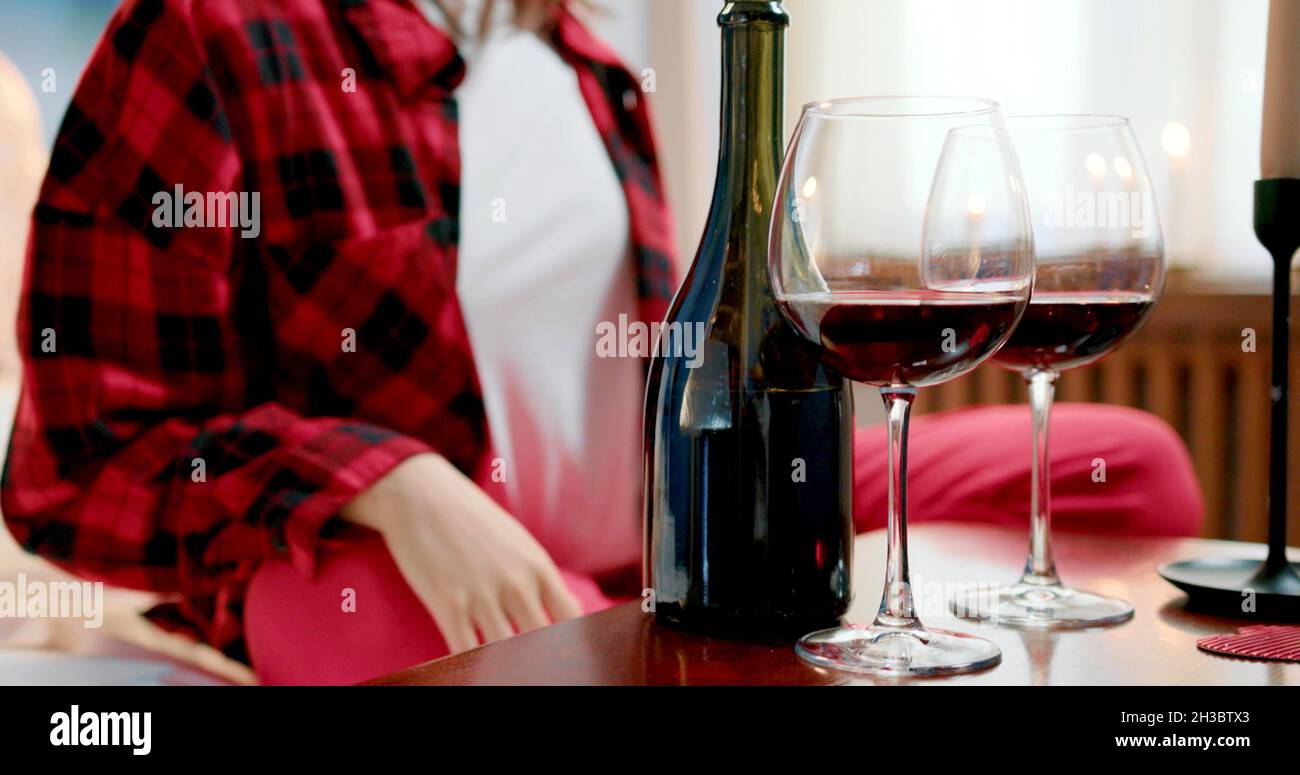 Eine Weinflasche mit Gläsern Stockfoto