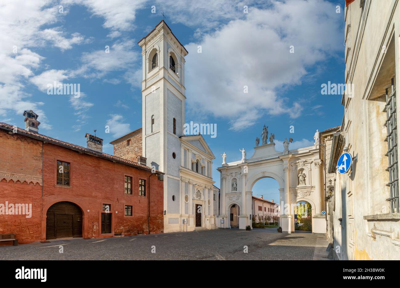 Cherasco, Cuneo, Italien - 27. Oktober 2021: Arco di Belvedere, Ex voto für entkam der Pest und der Kirche von Sant Agostino (17. Jahrhundert Stockfoto