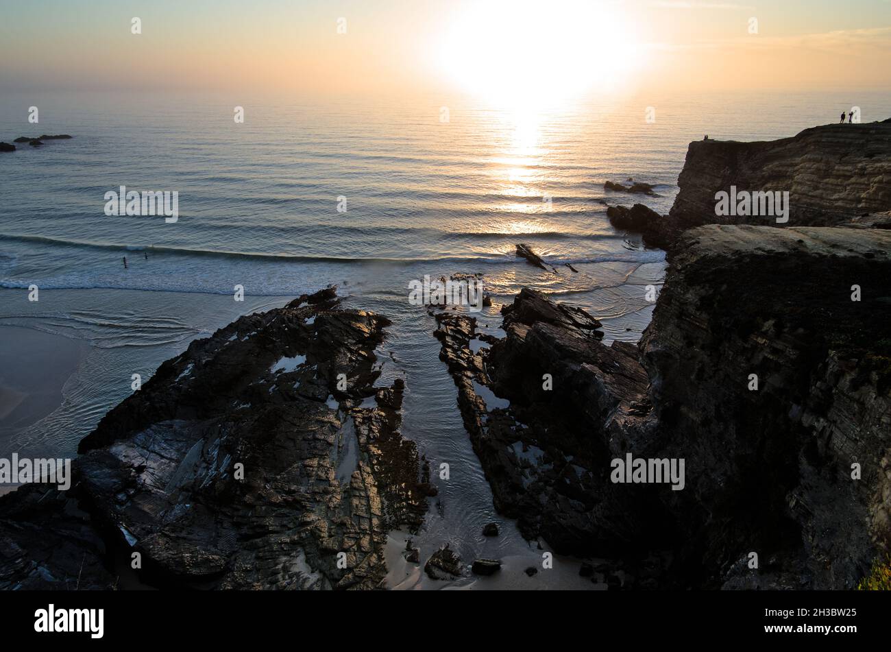 Zambujeira do Mar Strand bei Sonnenuntergang in Alentejo, Portugal Stockfoto