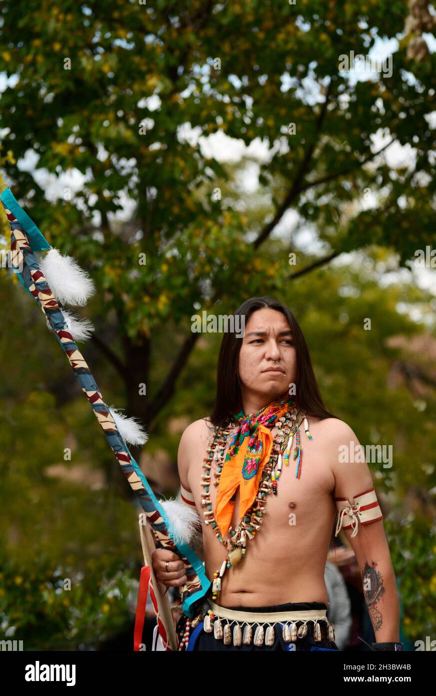 Indianische Mitglieder einer Tanzgruppe aus dem Ohkay Owingeh Pueblo in New Mexico treten bei einer Veranstaltung zum Tag der indigenen Völker in Santa Fe, New Mexico, auf. Stockfoto