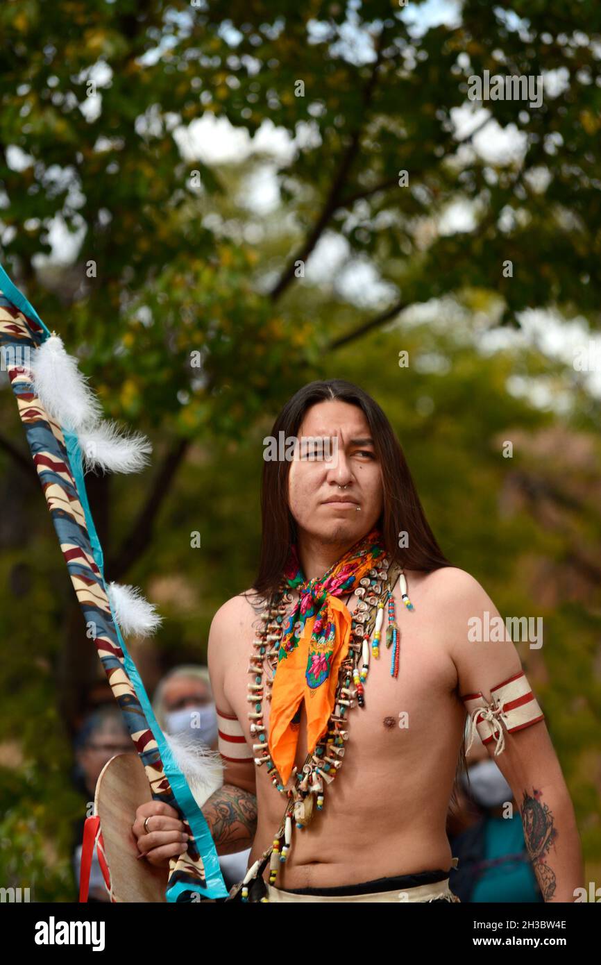 Indianische Mitglieder einer Tanzgruppe aus dem Ohkay Owingeh Pueblo in New Mexico treten bei einer Veranstaltung zum Tag der indigenen Völker in Santa Fe, New Mexico, auf. Stockfoto